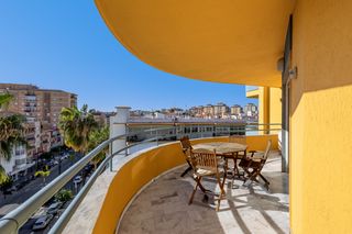 Apartament en Naranjos (nucleo) 1. Piso en esquina en el centro. gran potencial de inversi�n