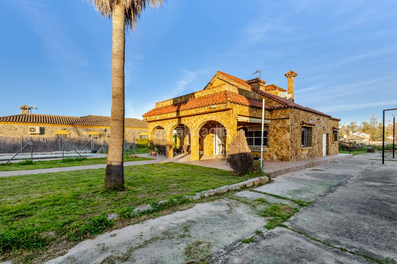 Foto e89345e9-6465-4ce7-ad3c-cbb9710d60e1. Chalet avec parking piscine dans Cuatro Pinos - El Carmen Puerto de Santa María (El)
