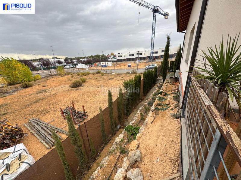 Foto 3db2cfa2-758b-408b-ba5d-266753bbee28. Maison jumelée avec parking piscine dans El Berrocal Valladolid