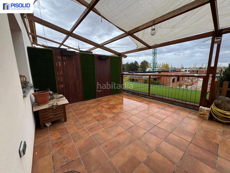 Foto 6a3a6a75-3599-4cdc-a8fb-5eec1e84a0d1. Maison jumelée avec parking piscine dans El Berrocal Valladolid