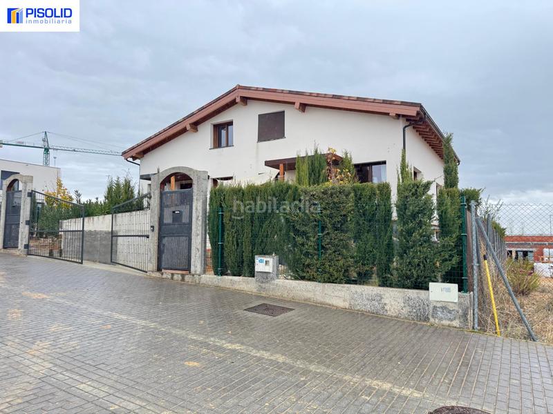 Foto ee051664-7e82-40f6-98ef-baecdf60dac5. Maison jumelée avec parking piscine dans El Berrocal Valladolid