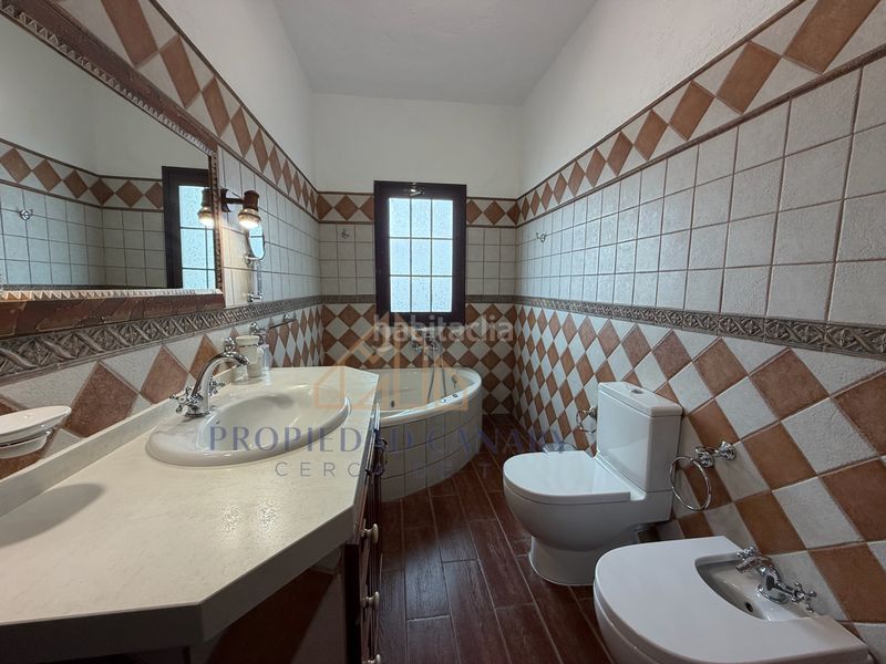 Foto 42769594-5702-4201-b31b-3e43da9f6e63. Lloguer àtic amb xemeneia a Cuesta de la Villa Santa Úrsula