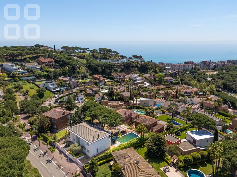 Foto 640de2ec-8e63-4cf4-bd65-8b362cdb60a6. Casa amb xemeneia calefacció aparcament piscina a Caldes d´Estrac