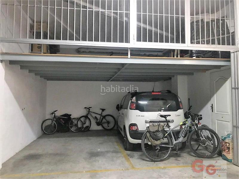 Foto f8cfd5e2-fa2d-4618-a343-2f63557b47b5. Parking coche garaje en Centro Salobreña