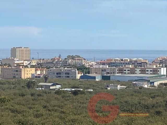 Foto 117113e8-f54f-4f50-bc0e-def220aa042e. Edificio  en Almuñecar centro Almuñécar