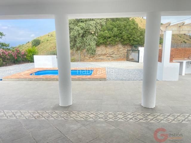 Foto e3c27cdb-ced2-4e23-a052-3085964800c1. Masia amb piscina a Cútar