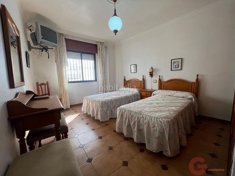 Foto e1890eac-8dc1-4d9b-80af-8a5d037fdcbd. Edificio hotel en Centro Salobreña