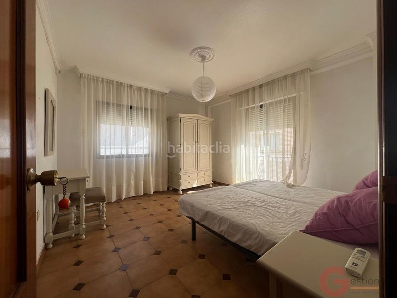 Foto f4ca3d48-4ee7-497f-a35d-525a4b42369c. Edificio hotel en Centro Salobreña
