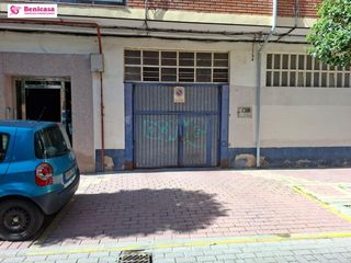 Miete Autoparkplatz  Calle calle tranque. Se alquila garaje con plaza para coche moto trastero junto paseo