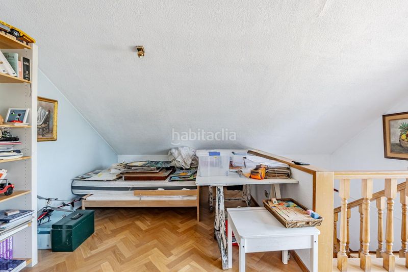 Foto 19b5f1cc-5edf-4bb0-b0ed-d44cfc6b3ab2. Casa aparellada amb calefacció piscina a Mirasierra Madrid