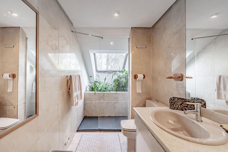 Foto 2e6ed5b0-c008-4390-89db-a55e074a765d. Casa aparellada amb calefacció piscina a Mirasierra Madrid