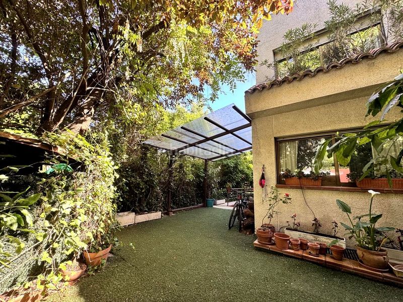 Foto 35f02a0e-ccdb-42ac-9d0b-69173028a0fc. Casa aparellada amb calefacció piscina a Mirasierra Madrid