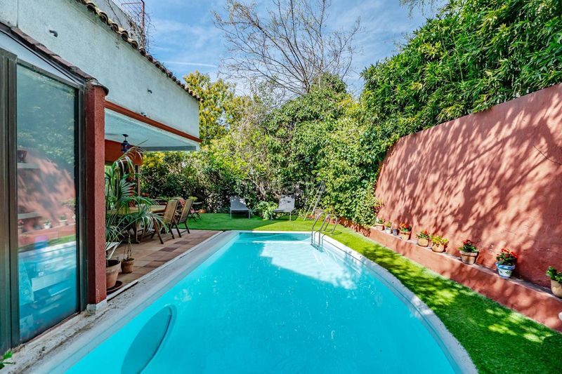 Foto 371130aa-7743-4ef4-8aa9-4fa7234c22ba. Casa aparellada amb calefacció piscina a Mirasierra Madrid