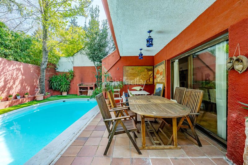 Foto 4774f3eb-a247-4661-ac46-30f799e406d5. Casa aparellada amb calefacció piscina a Mirasierra Madrid