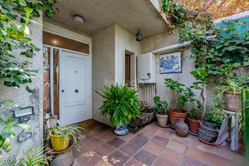 Foto 5523679c-a4d6-4301-9198-64c60679013f. Casa aparellada amb calefacció piscina a Mirasierra Madrid