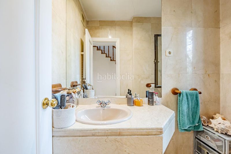 Foto 593c701b-235f-4cfc-88d1-a8ddd95323be. Casa aparellada amb calefacció piscina a Mirasierra Madrid