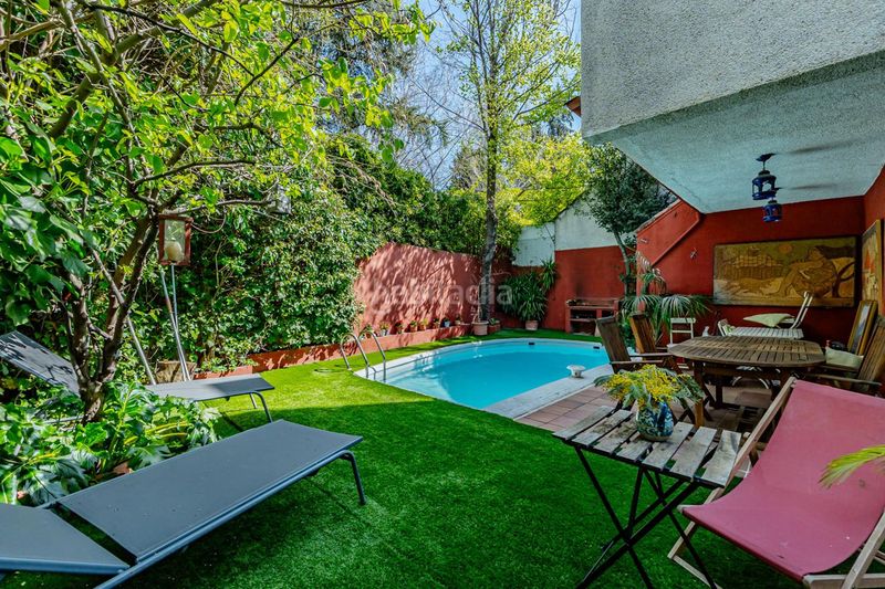 Foto 7067d7e3-23c8-4937-8717-0a3ab2f63b7e. Casa aparellada amb calefacció piscina a Mirasierra Madrid