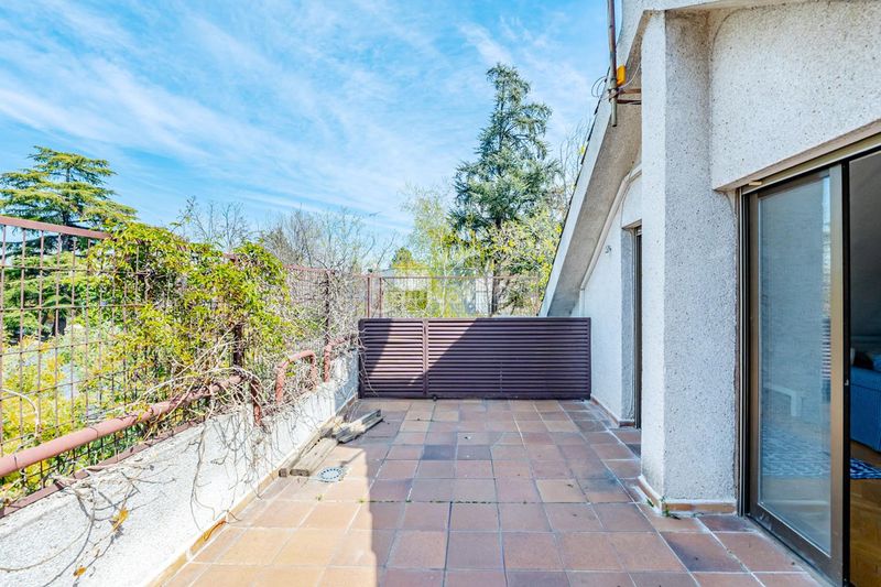 Foto 77e94c0e-13b2-44dd-b3bc-844c677ed774. Casa aparellada amb calefacció piscina a Mirasierra Madrid