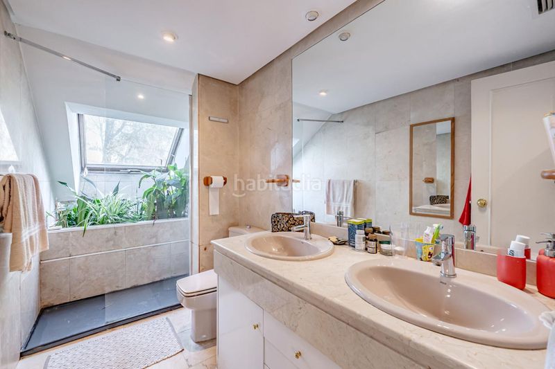 Foto 931d68fc-b9af-4261-900a-80632aee3981. Casa aparellada amb calefacció piscina a Mirasierra Madrid