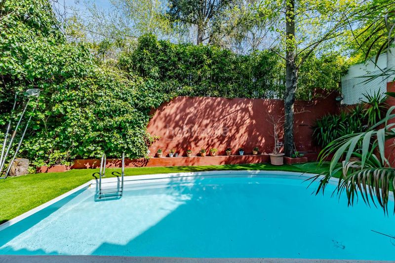 Foto 94026454-b904-4837-a3a2-5282b4ea4035. Casa aparellada amb calefacció piscina a Mirasierra Madrid