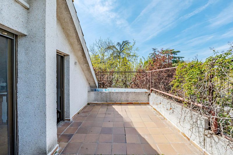 Foto b5bbfc14-971d-4644-b31f-bb73b98187b7. Casa aparellada amb calefacció piscina a Mirasierra Madrid