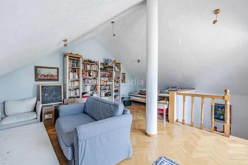 Foto b5efaf2a-b47b-4117-a1d9-d733f2a764e0. Casa aparellada amb calefacció piscina a Mirasierra Madrid