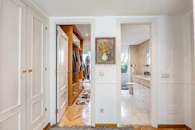 Foto e04785b3-8a4e-4985-82e3-abbf48901bde. Casa aparellada amb calefacció piscina a Mirasierra Madrid