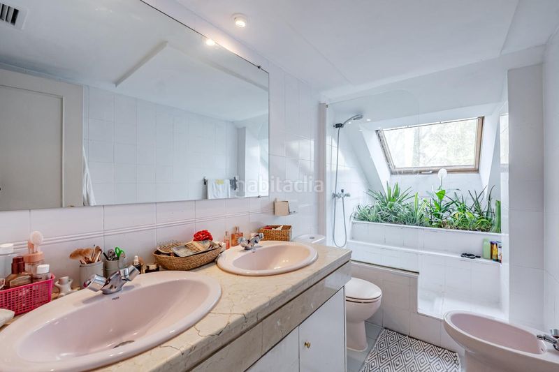 Foto e8bf4a9c-ba4e-4e37-a3b5-6fd9c644351d. Casa aparellada amb calefacció piscina a Mirasierra Madrid