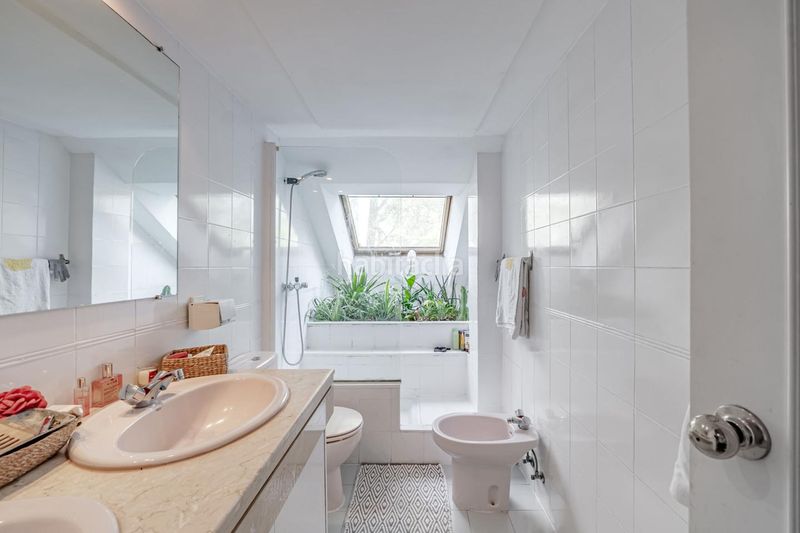 Foto ef32c4f0-3213-4e43-a7b6-89197ac204b9. Casa aparellada amb calefacció piscina a Mirasierra Madrid