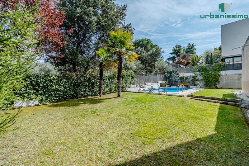 Foto 1164d73d-d8ea-4ca8-a3d9-c246ba66645c. Casa aparellada amb calefacció piscina a Valdemarín Madrid