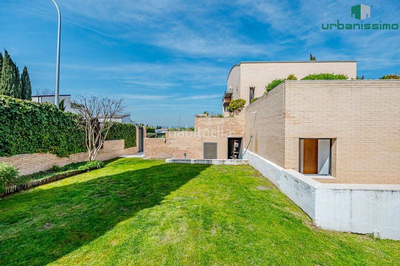 Foto 29c6de18-0333-45b9-8bd8-0663a0e28044. Casa aparellada amb calefacció piscina a Valdemarín Madrid
