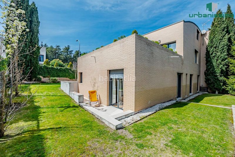 Foto 4284b949-9f0f-4261-b1bd-a537e27faee5. Casa aparellada amb calefacció piscina a Valdemarín Madrid