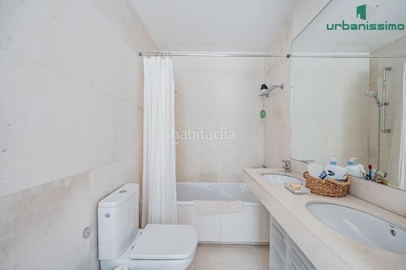 Foto 702588ee-6f77-46ba-b359-007909d3be28. Casa aparellada amb calefacció piscina a Valdemarín Madrid