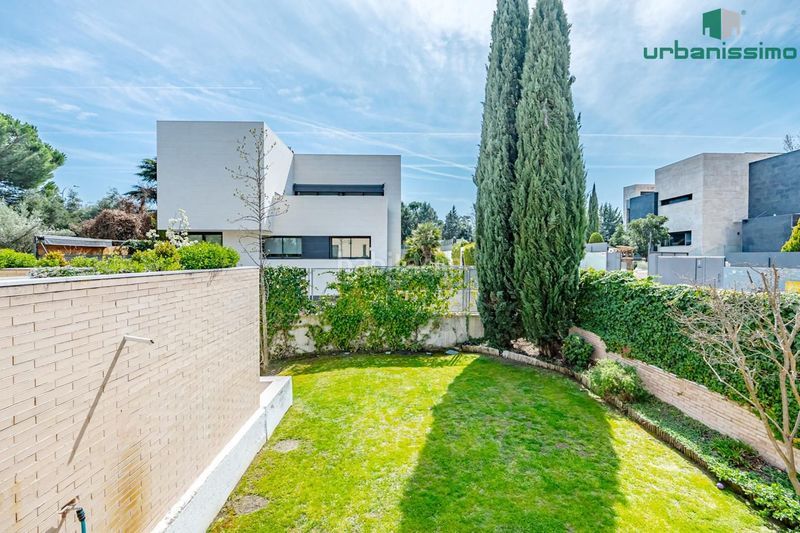 Foto a1d76e60-379c-4056-9cd3-6a8a7ff9f6d6. Casa aparellada amb calefacció piscina a Valdemarín Madrid