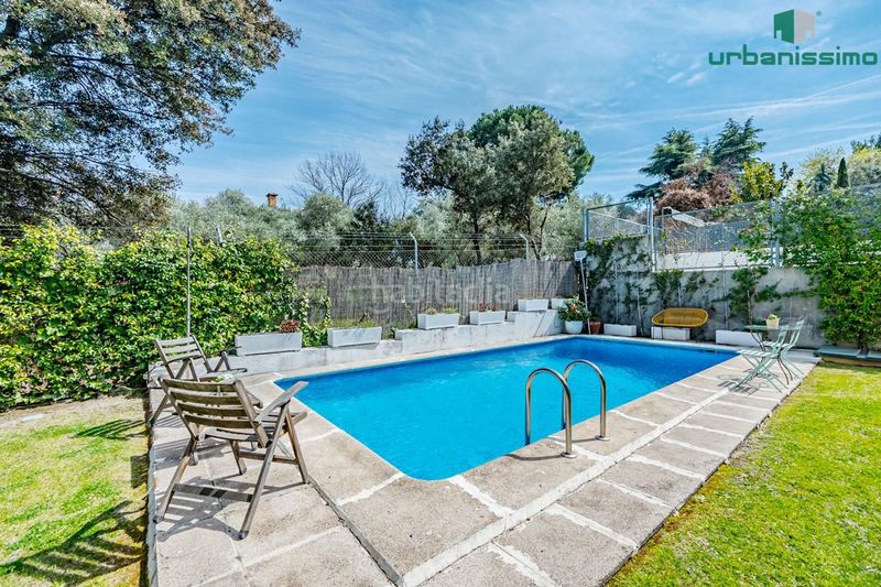 Foto ae4b4615-5fa9-4a31-ae8c-a0fc5cff52c2. Casa aparellada amb calefacció piscina a Valdemarín Madrid