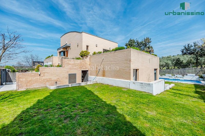 Foto b7009c5e-d771-48ef-bc4b-f26dae97eb97. Casa aparellada amb calefacció piscina a Valdemarín Madrid