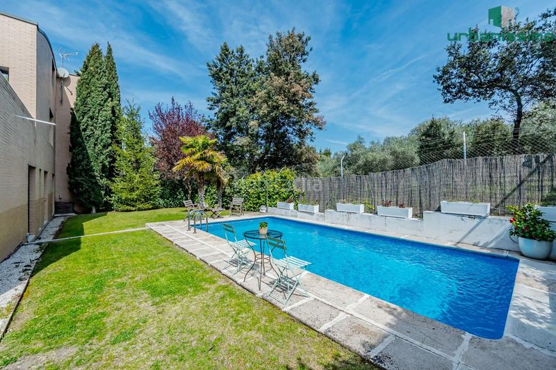 Foto c92245bf-66f0-4358-a516-5798d2d2e242. Casa aparellada amb calefacció piscina a Valdemarín Madrid