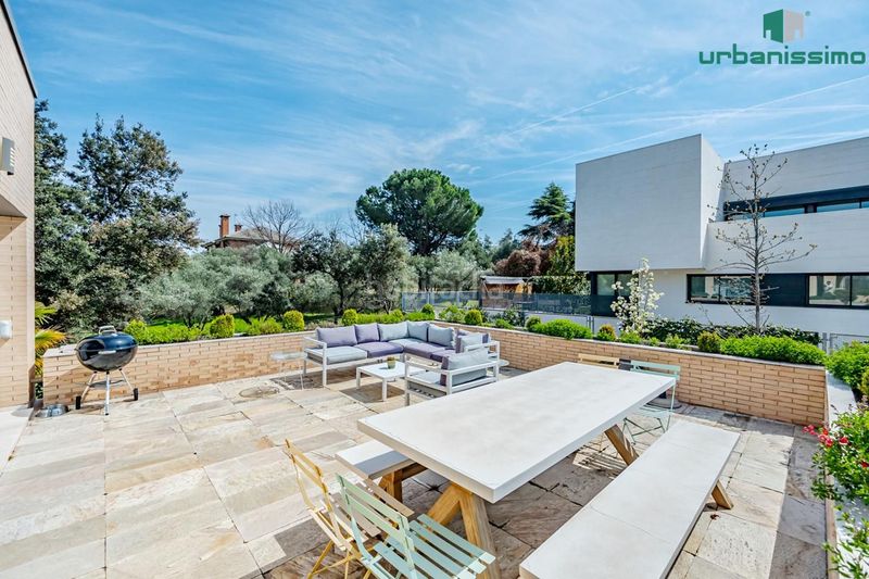 Foto e4204091-b391-4210-a003-9a21ff619d06. Casa aparellada amb calefacció piscina a Valdemarín Madrid