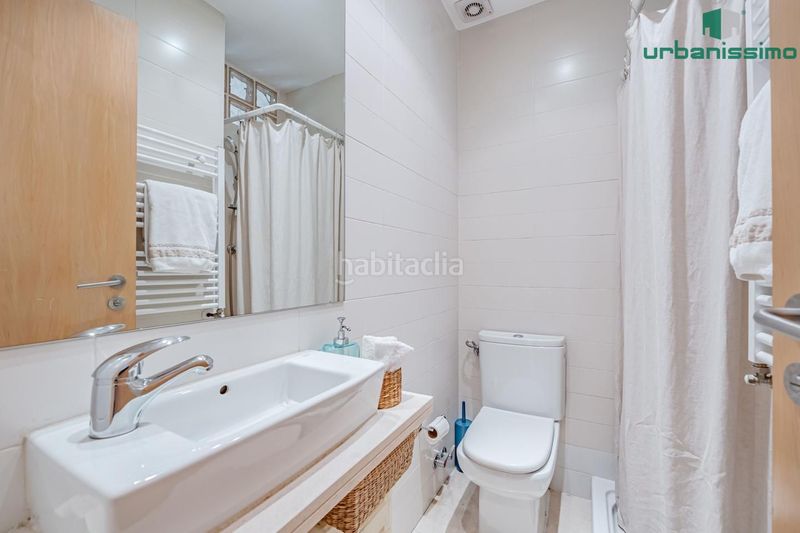 Foto fb3eb534-1a2d-4541-83f4-48a65b571e2e. Casa aparellada amb calefacció piscina a Valdemarín Madrid