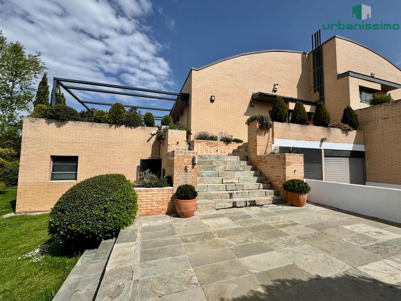 Foto 0807ed60-224a-4ee6-8414-08f4adcd060b. Casa aparellada amb calefacció aparcament piscina a Madrid