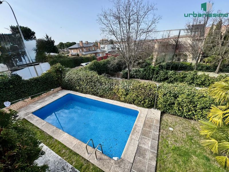 Foto 1411c7bd-65d5-4c05-90c9-e5623f7cebe4. Casa aparellada amb calefacció aparcament piscina a Madrid