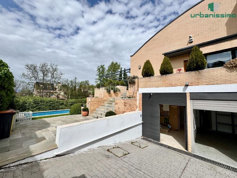 Foto 1e399a4a-9f4c-4bf7-88e6-5740f520d874. Casa aparellada amb calefacció aparcament piscina a Madrid