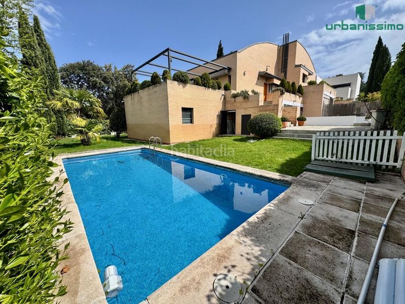 Foto 57ca15e0-6acb-4c3a-b67b-30d8001412d1. Casa aparellada amb calefacció aparcament piscina a Madrid