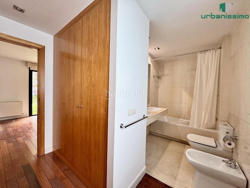 Foto 80a6a655-cfb4-409b-8a13-e1bfec992f29. Casa aparellada amb calefacció aparcament piscina a Madrid