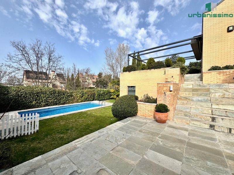 Foto 86bc0bac-5cc2-4258-97bd-9e4323976736. Casa aparellada amb calefacció aparcament piscina a Madrid