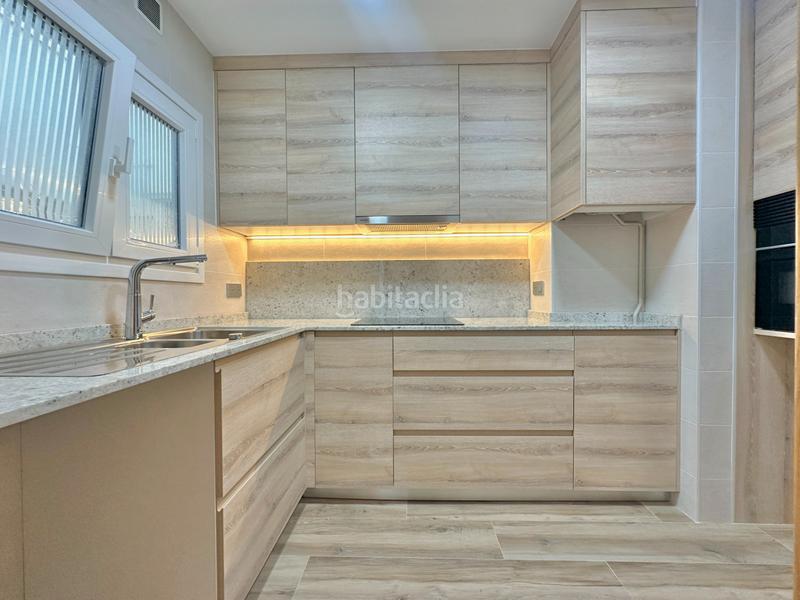 Foto baf69a57-86b7-472a-9527-f013fa52396d. Piso descubre la vida en la cima: ático de lujo con terraza en les corts en Barcelona