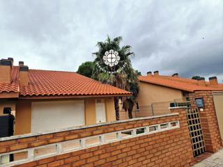 Casa adossada  Falgueres. Se vende bonito adosado zona massos den blader en miami playa.