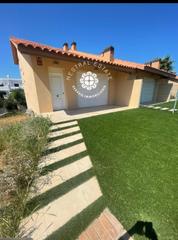 Casa adossada  De les petunies. Se vende precioso adosado en masos den blader en miami playa.