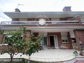 Casa  Vilafortuny. Casa ideal en zona residencial de vilafortuny.