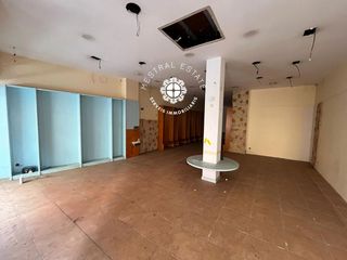 Lloguer Local Comercial  Juan sebastián elcano. Se alquila local comercial cerca de la rambla en cambrils